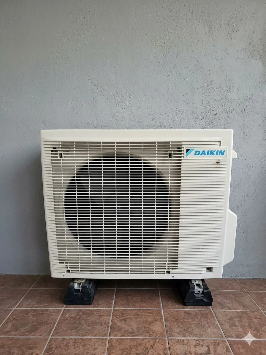 Unité extérieure de climatisation Daikin installée en façade