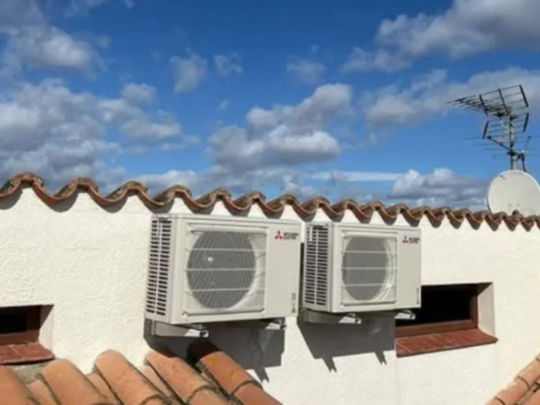 Deux groupes extérieurs Mitsubishi Electric installés en toiture