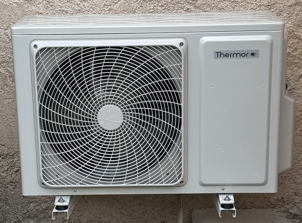 Groupe extérieur de climatisation Thermor installé sur console murale