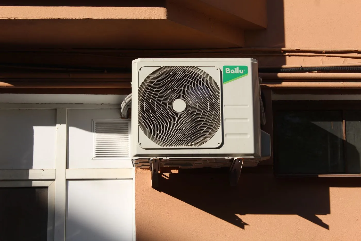Groupe extérieur de climatisation sur une façade